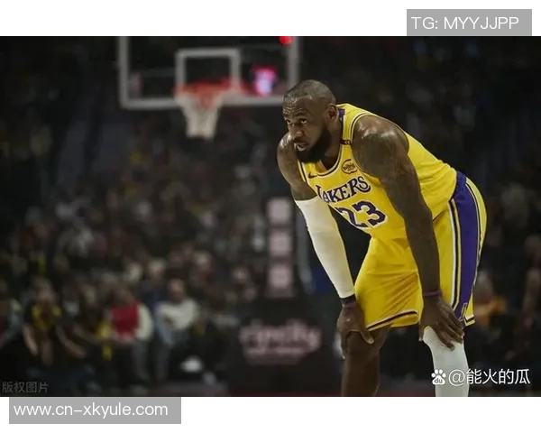 詹姆斯防守态度敷衍对湖人造成伤害球迷感到痛苦与失望 詹姆斯防守态度敷衍对湖人造成伤害球迷感到痛苦与失望